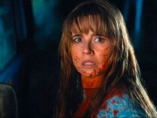 Linda Cardellini en una escena de Crystal Lake. / Foto: Peacock.