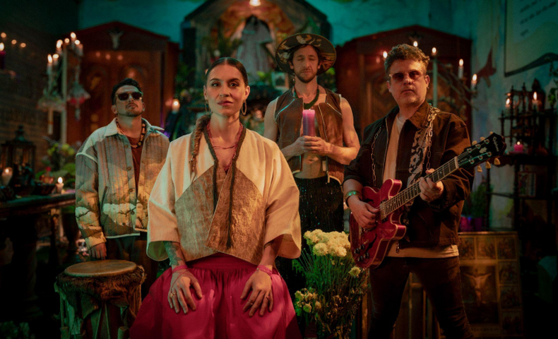Swing Original Monks presenta ‘Altarcito’, una canción inspirada en el Día de los Difuntos, con un videoclip grabado en el Mercado Central de Ambato.