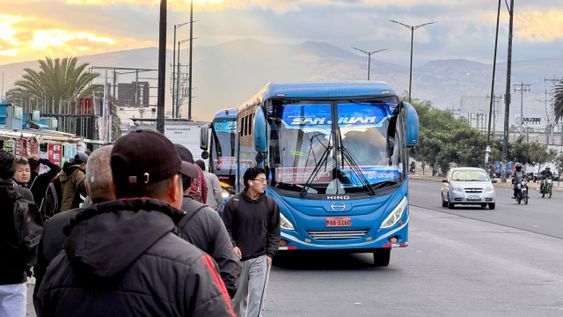 Usuarios esperan bus de transporte público en el norte de Quito. El costo del pasaje será uno de los temas a tratar por el próximo alcalde que se decidirá en las Elecciones 2026.