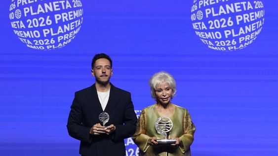 La escritora chilena Isabel Allende (d), ganadora del Premio Planeta 2026 con La hora antes del Alba, y el escritor Sergio Hernández Carrasco (i), finalista con su novela La añoranza, posan en la 75 edición del Premio Planeta de novela. / Foto: EFE/ Alejandro García