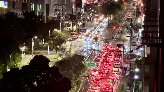 Elecciones 2026: Tráfico vehicular en las avenidas Amazonas y República, en el norte de Quito, 21 de octubre de 2026.