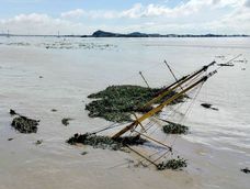 Los mástiles del barco Morgan sobresalen del río Guayas tras el naufragio. La Armada inició una investigación y ordenó el reflotamiento de la embarcación.