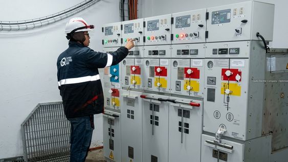 Personal de la Empresa Eléctrica Quito trabaja en una de las cámaras subterráneas de la entidad.