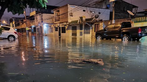 Inundaciones tras fuertes lluvias en Guayaquil.