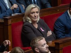 Marine Le Pen, presidenta del grupo parlamentario francés del partido de extrema derecha Rassemblement National (RN), durante una sesión de preguntas al Gobierno en la Asamblea Nacional francesa, en París, Francia, el 20 de octubre de 2026. / Foto: EFE/EPA/CHRISTOPHE PETIT TESSON