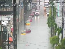 Las intensas lluvias provocaron inundaciones en la avenida Juan Montalvo, en Guayaquil, este lunes 26 de octubre de 2026.