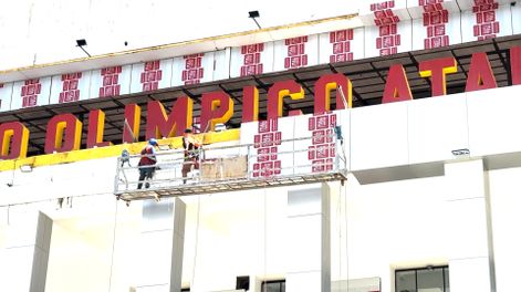 Trabajadores ultiman detalles en los exteriores del Estadio Olímpico Atahualpa.&nbsp;