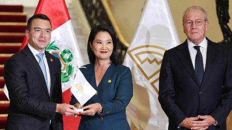 El presidente de Ecuador, Daniel Noboa. y su homóloga de Perú, Keiko Fujimori, posan junto al secretario general de la Comunidad Andina (CAN), Gonzalo Gutiérrez Reinel, durante el traspaso de la presidencia pro tempore de la CAN, el 20 de octubre de 2026 en Lima.