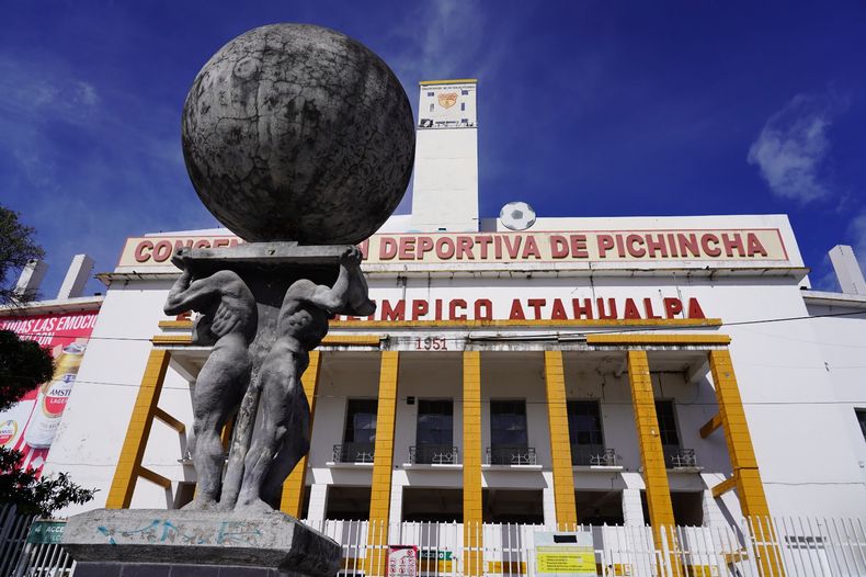 Fachada de antes del Estadio Olímpico Atahualpa. 