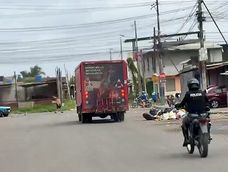 Agentes motorizados de la Policía acompañan a un camión de distribución de bebidas en un sector de Durán, dentro del corredor seguro empresarial.