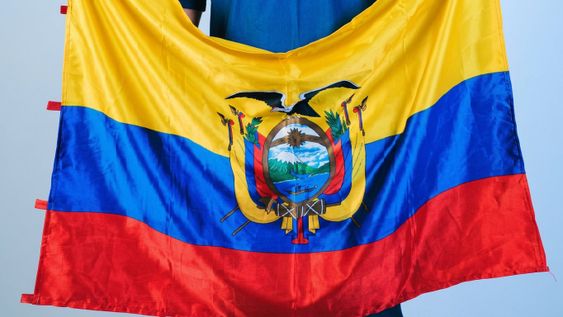 Imagen referencial de la bandera de Ecuador y su escudo. Imagen referencial de la bandera de Ecuador y su escudo.