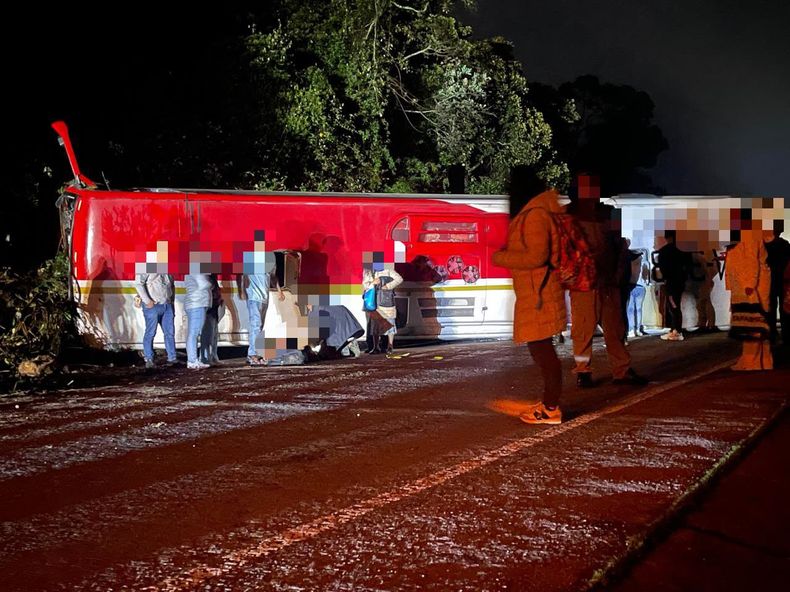 Un accidente de tránsito en Loja dejó a varias personas heridas y dos fallecidos la madrugada del 28 de octubre de 2026. 