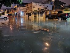Inundaciones tras fuertes lluvias en Guayaquil.