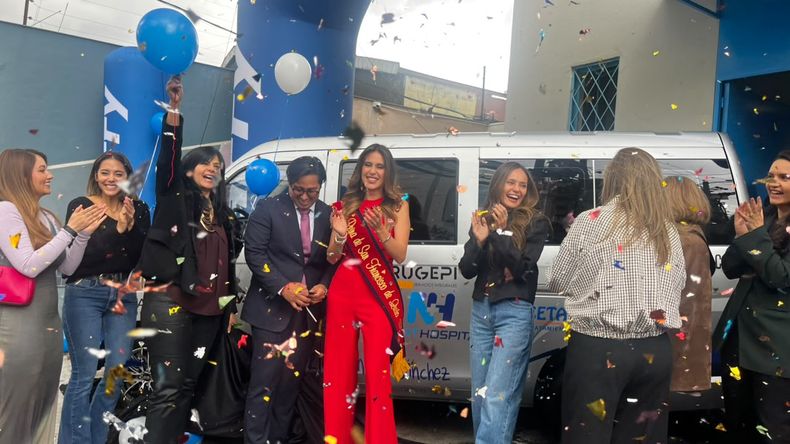 Reina de Quito entrega un vehículo a la Fundación Reina de Quito