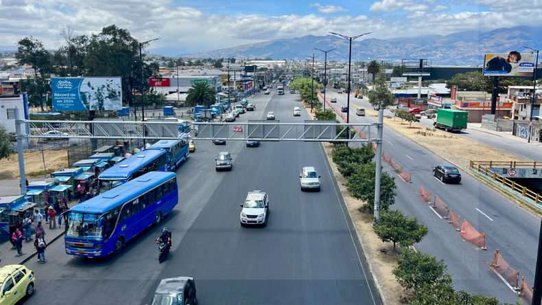 Cierres viales en la Panamericana Norte, Quito.