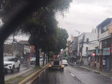 La avenida Padre Luis Vaccari Y Río Macul, en el sector de Llano Grande, presentó una alcantarilla levantada por fuertes lluvias este 21 de octubre de 2026.&nbsp;