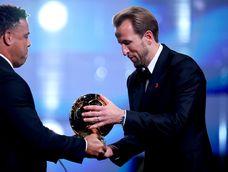 El brasileño Ronaldo entrega el Balón de Oro al delantero inglés Harry Kane.