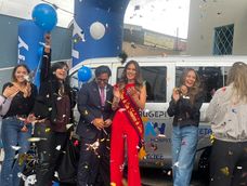 Reina de Quito entrega un vehículo a la Fundación Reina de Quito