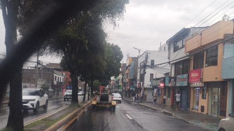La avenida Padre Luis Vaccari Y Río Macul, en el sector de Llano Grande, presentó una alcantarilla levantada por fuertes lluvias este 21 de octubre de 2026.&nbsp;