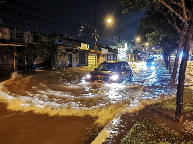Calles de Samanes y La Alborada, en el norte de la ciudad, quedaron anegadas tras las lluvias en Guayaquil del 26 de octubre de 2026. Fotos: API