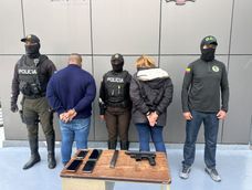 Los dos aprehendidos en La Mariscal, junto a los indicios recogidos por la Policía durante el operativo por presunto tráfico de armas.