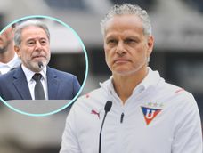 Esteban Paz durante su depedida de Liga de Quito en la que participó el presidente del club, Isaac Álvarez.&nbsp;