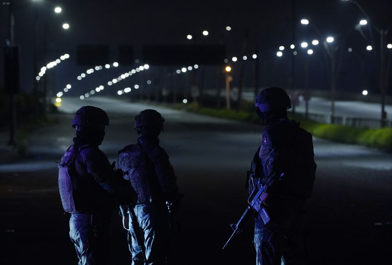Militares custonian calles de Guayaquil durante el toque de queda.