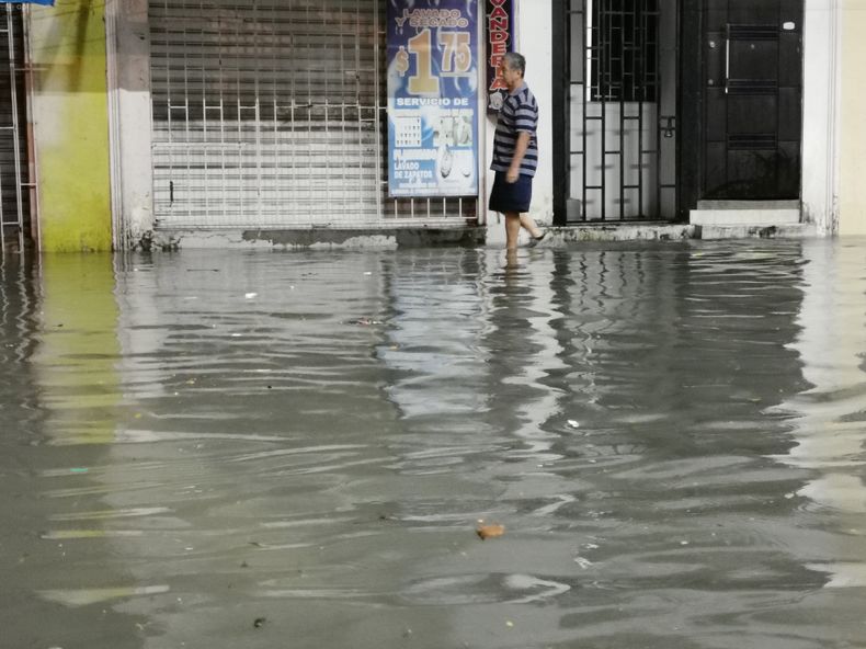 Guayaquil, lunes 26 de octubre del 2026 Varios sectores del norte de Guayaquil (foto Sauces) quedaron anegados luego de la fuerte y continua lluvia que cayó sobre Guayaquil.&nbsp;
