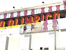 Trabajadores ultiman detalles en los exteriores del Estadio Olímpico Atahualpa.&nbsp;