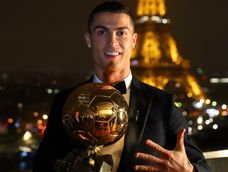 Cristiano Ronaldo con su quinto Balón de Oro conquistado en 2017.&nbsp;