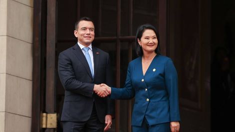 Los presidentes de Perú, Keiko Fujimori, y de Ecuador, Daniel Noboa, saludan el 20 de octubre de 2026 en Lima.
