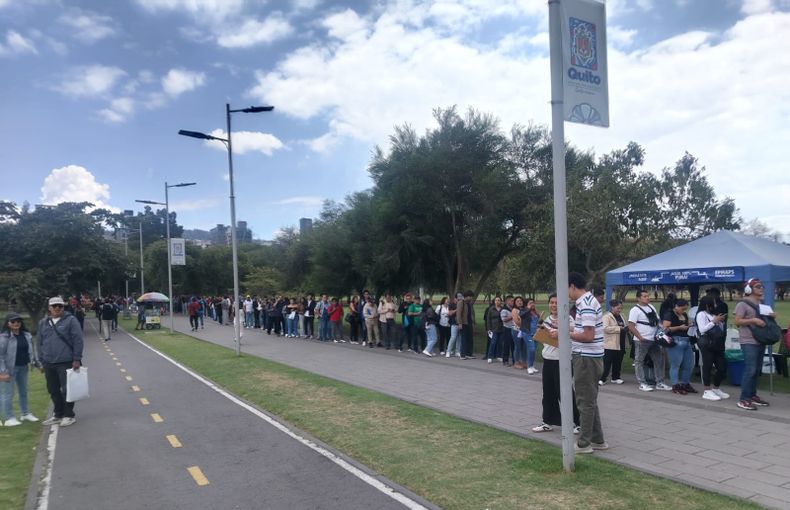 Fila de personas en busca de trabajo en una Feria de Empleo en Quito.&nbsp;