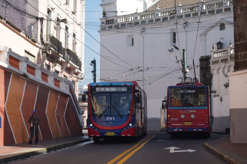 Dos unidades del Trolebús en el Centro Histórico de Quito.