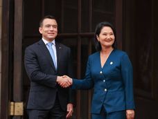 Los presidentes de Perú, Keiko Fujimori, y de Ecuador, Daniel Noboa, saludan el 20 de octubre de 2026 en Lima.