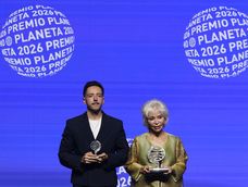 La escritora chilena Isabel Allende (d), ganadora del Premio Planeta 2026 con La hora antes del Alba, y el escritor Sergio Hernández Carrasco (i), finalista con su novela La añoranza, posan en la 75 edición del Premio Planeta de novela. / Foto: EFE/ Alejandro García