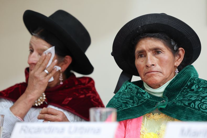 Dionicia Calderón (i) y Ricardina Urbina, victimas de esterilizaciones forzadas en Perú, protestan durante una rueda de prensa contra el archivamiento de la investigación por parte de la Fiscalía, en cumplimiento por una ley promovida por el fujimorismo que impide que se considere como un caso de delitos de lesa humanidad, este miércoles en Lima (Perú).