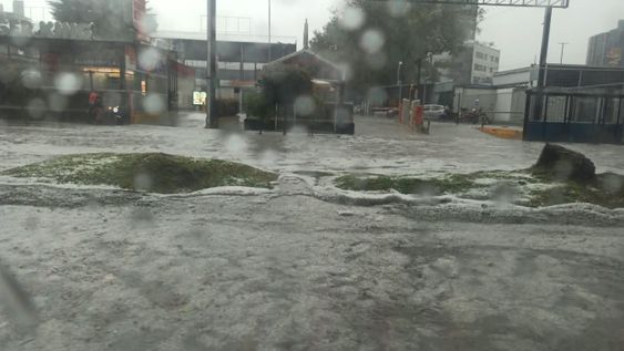 Clima en Ecuador. Una fuerte lluvia en Quito, el 7 de octubre, dejó numerosas vías anegadas.