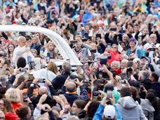 El papa León XIV saluda a los fieles durante su audiencia general semanal, en la Ciudad del Vaticano, el 21 de octubre de 2026.