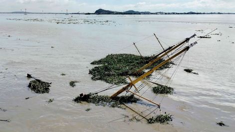 Los mástiles del barco Morgan sobresalen del río Guayas tras el naufragio. La Armada inició una investigación y ordenó el reflotamiento de la embarcación.