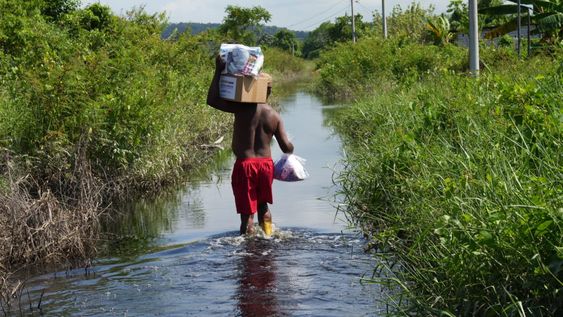Entrega de asistencia humanitaria en Muisde y Pianguapí, Esmeraldas, tras las lluvias registradas en Ecuador.