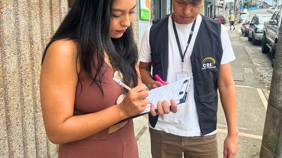 Personal del Consejo Nacional Electoral notifica a los Miembros de las Juntas Receptoras del Voto designados para las Elecciones Seccionales y CPCCS 2027, el 9 de septiembre de 2026. Personal del Consejo Nacional Electoral notifica a los Miembros de las Juntas Receptoras del Voto designados para las Elecciones Seccionales y CPCCS 2027, el 9 de septiembre de 2026.