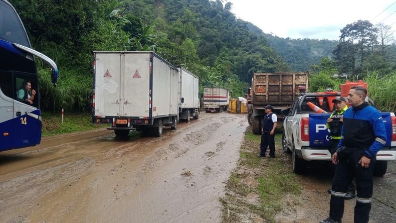 Un deslizamiento se registró la mañana del 28 de octubre de 2026 en algunos tramos de la vía Alóag-Unión del Toachi.