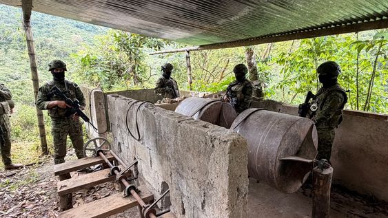Operaciones militares en el sector El Verde, cantón Urcuquí, localizaron y desmantelaron un centro logístico utilizado para actividades de minería ilegal.