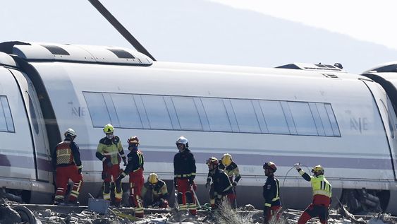 Bomberos de España inspeccionan los vagones del tren AVE que chocó el 28 de octubre con otro de Iryo en la línea Madrid-Andalucía.