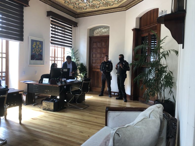 Agentes de policías durante el allanamiento al despacho del Alcalde, en el Municipio de Cuenca, el 27 de octubre de 2026.