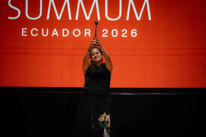 Valentina Álvarez levanta el trofeo que recibió como Mejor Chef Mujer en la gala de Summum Ecuador 2026, en Quito.