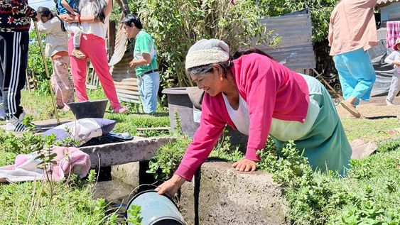 Elecciones 2026: Ciudadana recolectando agua de una acequia en Tumbaco, nororiente de Quito ante la falta de agua potable, 8 de septiembre de 2026.&nbsp;