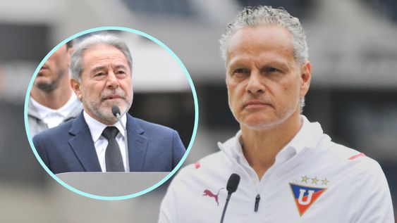 Esteban Paz durante su depedida de Liga de Quito en la que participó el presidente del club, Isaac Álvarez.&nbsp;