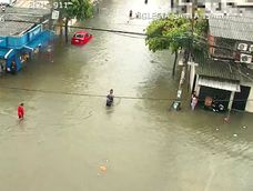 La cámara del ECU 911 captó calles anegadas en el sector de la iglesia Santa Isabel, en Guayaquil, la tarde del 26 de octubre de 2026