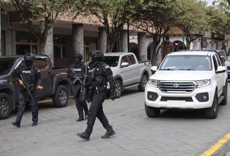 Policías caminan frente al edificio administrativo del Municipio de Cuenca, en la calle Mariscal Sucre, el 27 de octubre de 2026.